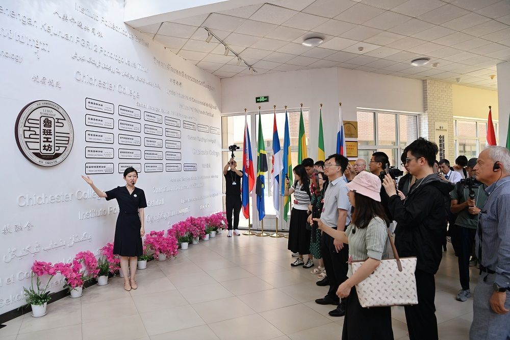 7月7日，来天津参加“世界市长对话&middot;上合峰会城市”活动的多国嘉宾在鲁班工坊建设&middot;体验馆听取介绍。（李然 摄）