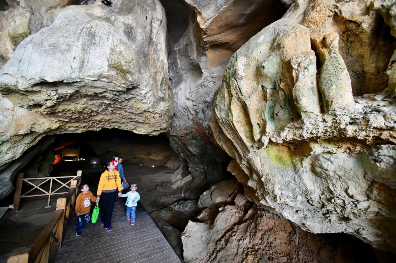 游客在万寿岩遗址船帆洞内游览。