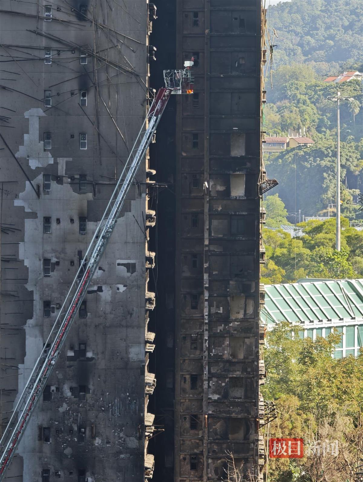 香港起火大楼楼体焦黑,棚网几乎被烧光
