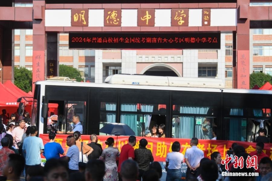 資料圖：2024年6月7日，公交車將考生送到湖南省長沙市明德中學(xué)考點(diǎn),。中新社記者 楊華峰 攝