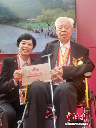 9月3日，纪念中国人民抗日战争暨世界反法西斯战争胜利80周年大会在北京隆重举行。图为东江纵队港九独立大队老战士罗竞辉(右)和女儿罗跃勤在现场合影。(罗跃勤供图)