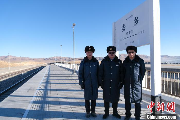 2月3日，青藏铁路西藏那曲安多站的三位职工，从左至右分别为权京波、安海平和彭敏。中新社记者 江飞波 摄