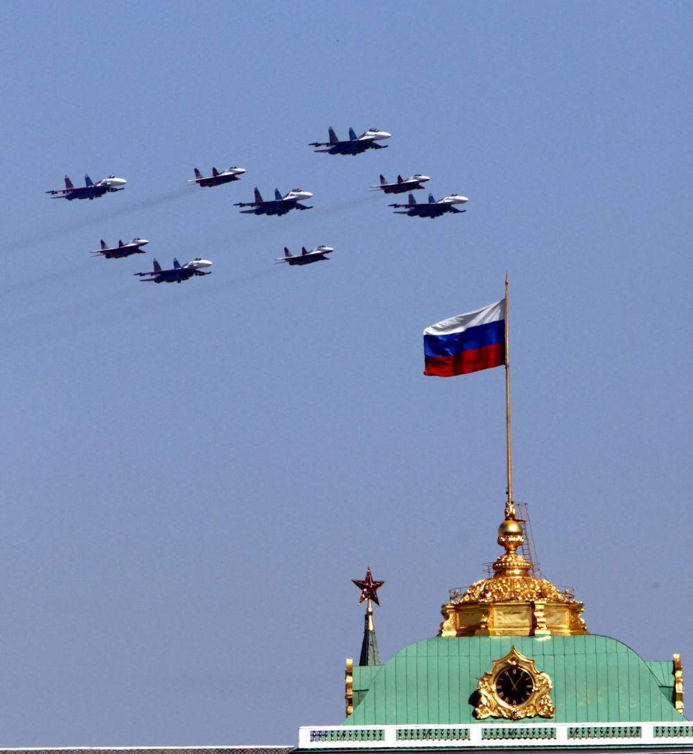 2010年5月9日,在俄罗斯莫斯科举行的纪念卫国战争胜利65周年阅兵式上,战机飞过红场上空。新华社记者姚大伟摄