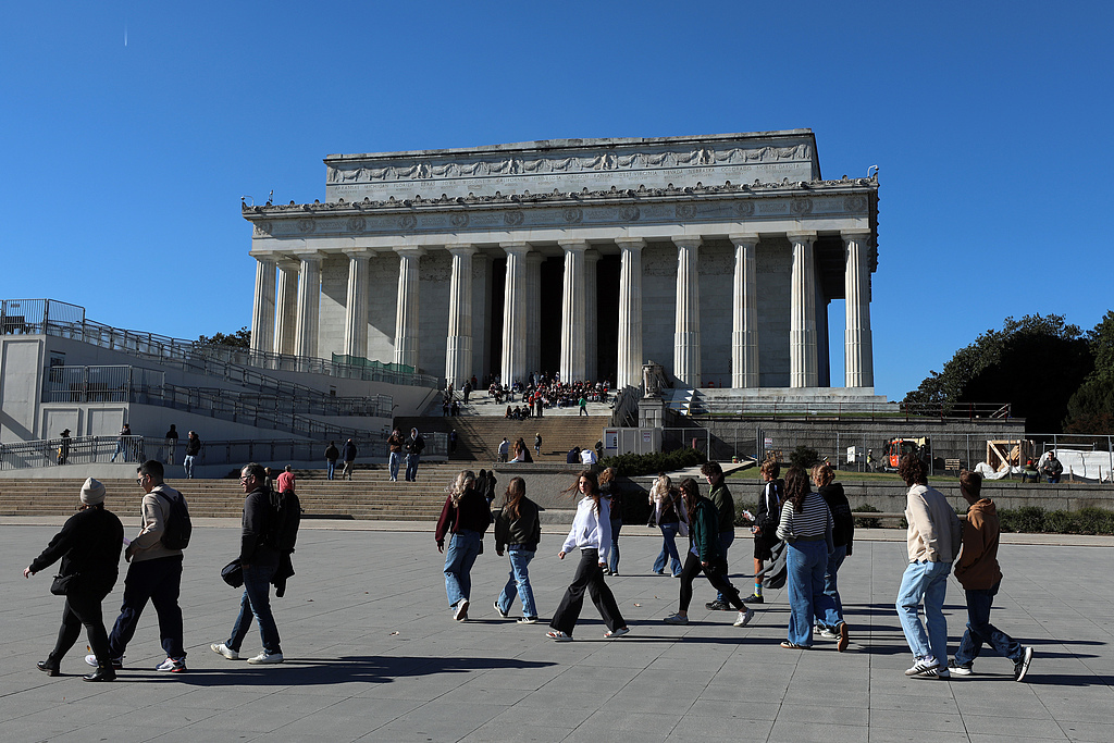 资料图：美国华盛顿，游客参观林肯纪念堂。（视觉中国）