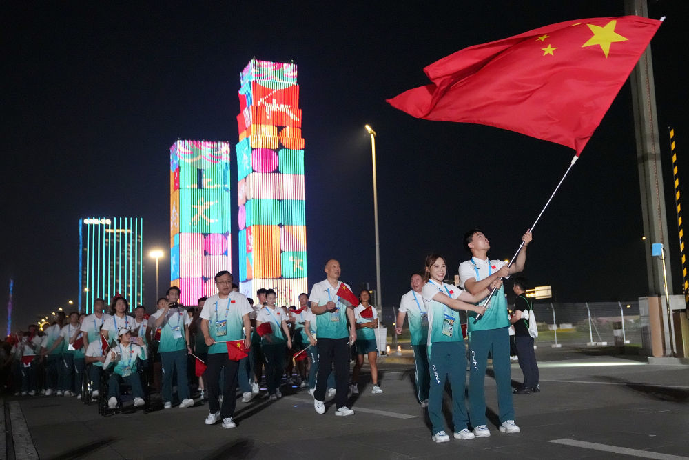 ↑中国体育代表团在开幕式上入场。新华社记者 胥冰洁 摄