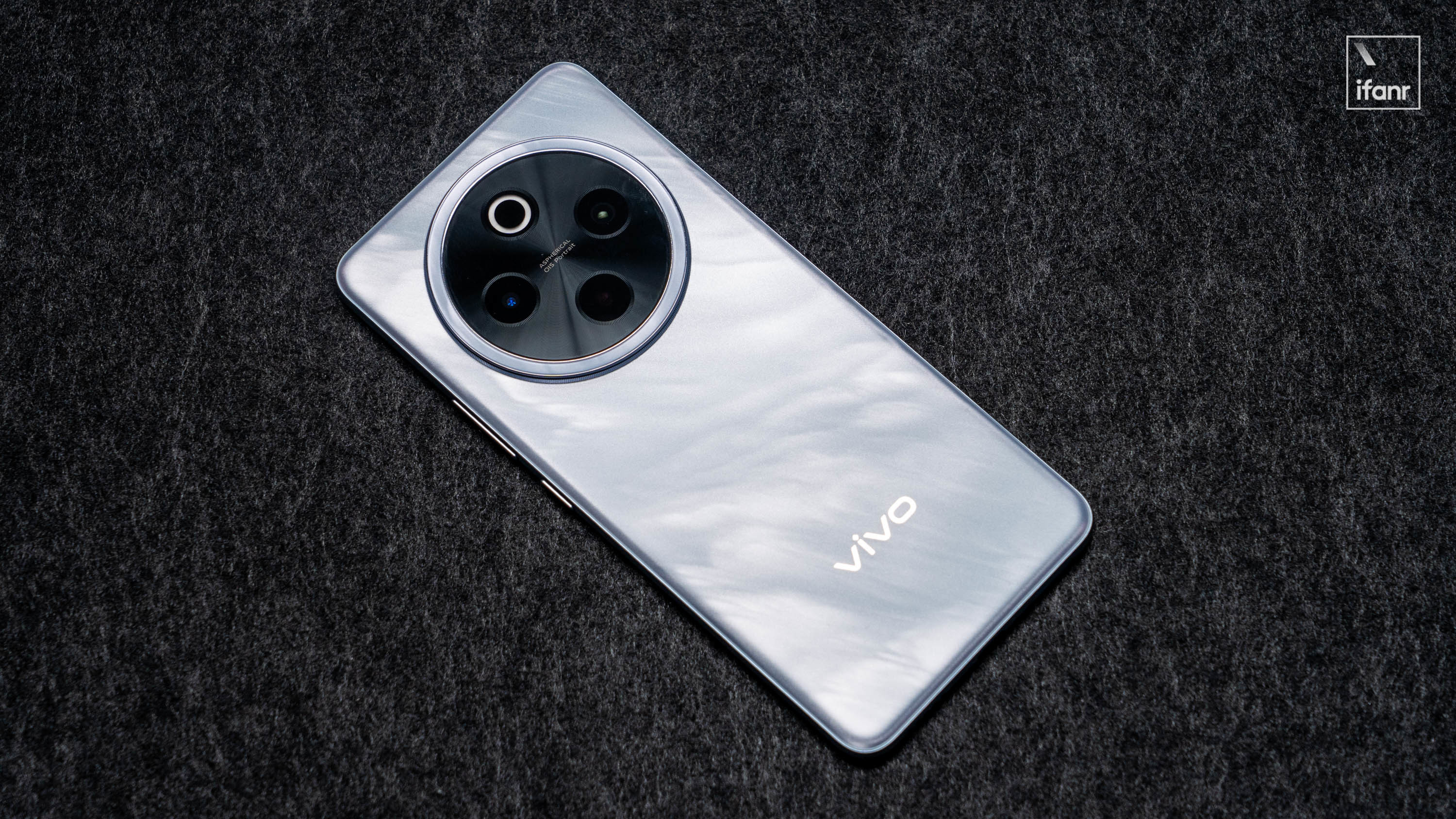 vivo Y300 Pro+:1799 元,你能买到一款能打电话、能拍动态照片的 7300mAh 超轻超薄充电宝 | 新品画报