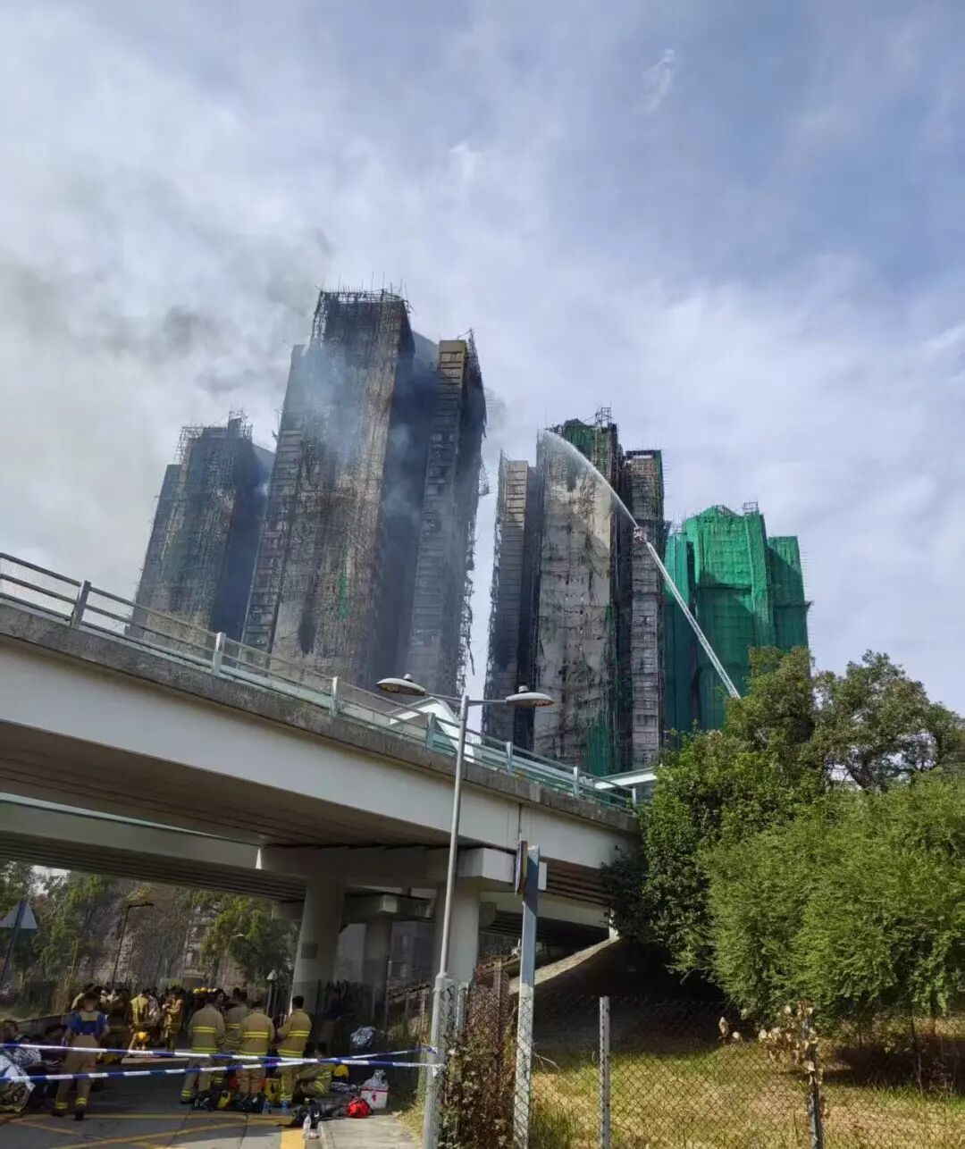 火灾后,宏福苑多座大厦外立面被烧黑。图/受访者提供