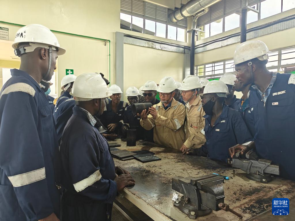 6月16日,在乌干达基贡巴石油学院,中国老师对学员进行针对性辅导。新华社发(中石化供图)