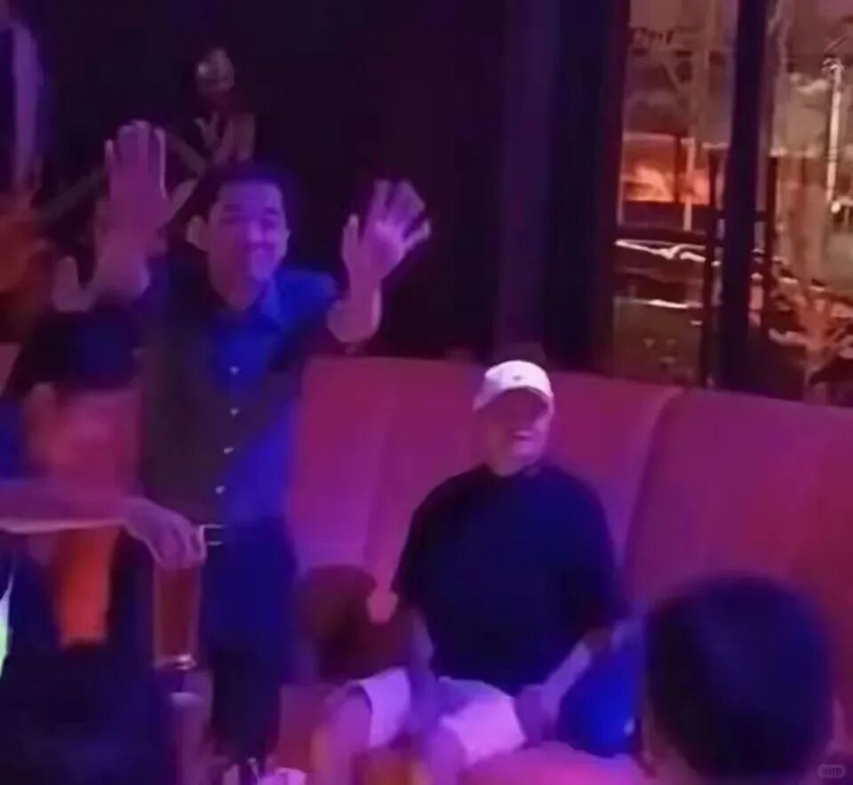 刘强东穿西装戴百达翡丽炒菜,黄仁勋千万RM不离身,大佬都爱啥表?