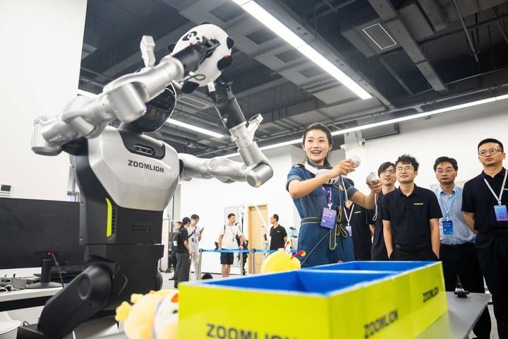 2025年9月15日,观众在湖南湘江新区长沙智谷操作人形机器人进行娃娃抓取。新华社记者 陈思汗 摄