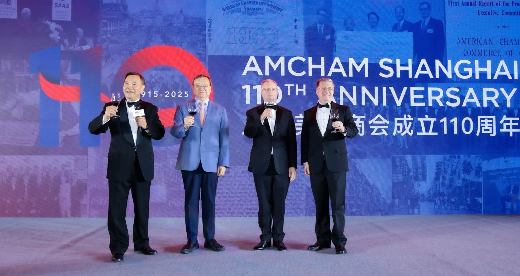 今年5月,郑艺(左一)在上海美国商会成立110周年的庆祝活动上。