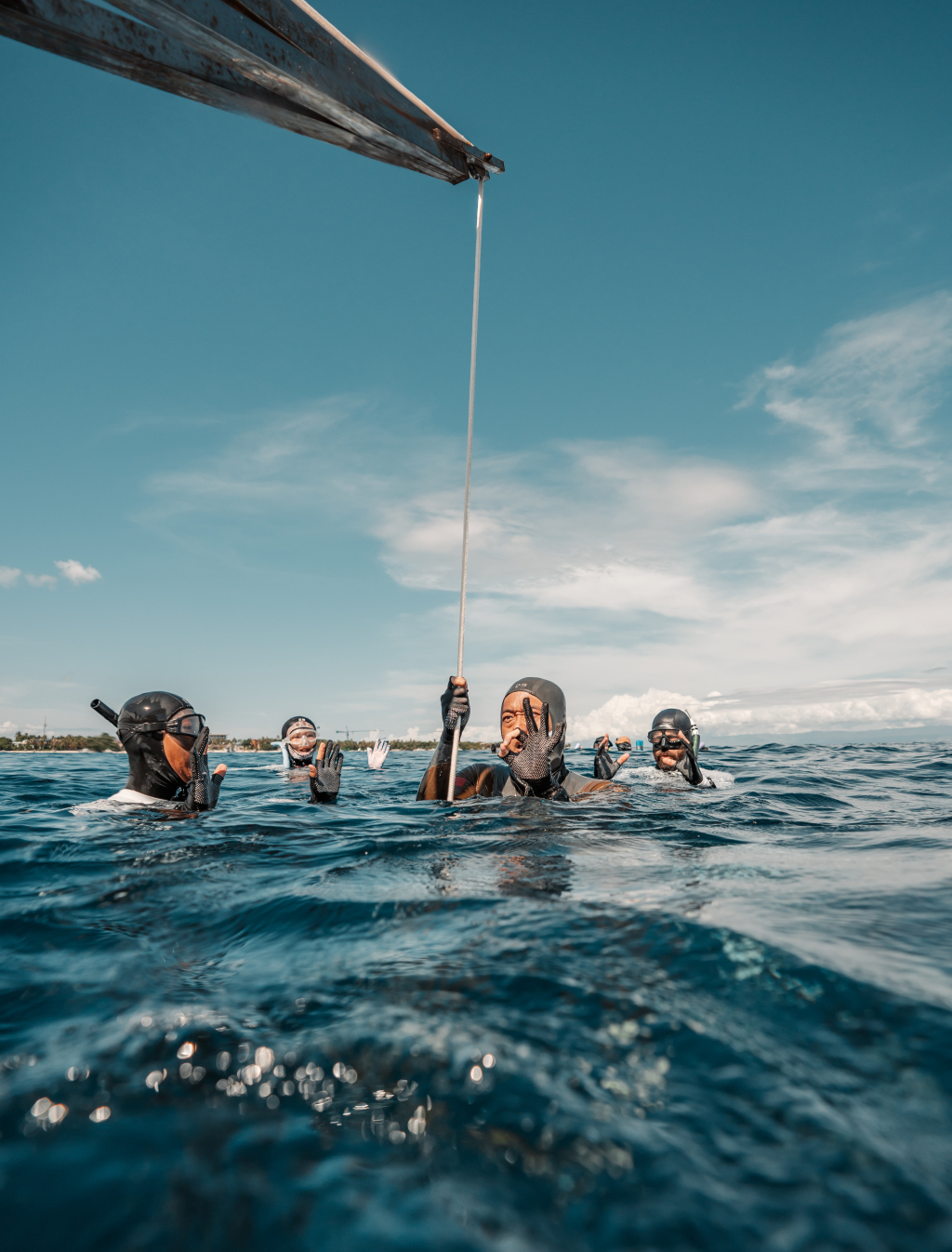 于志瀛浮出水面,做出“OK”手势。