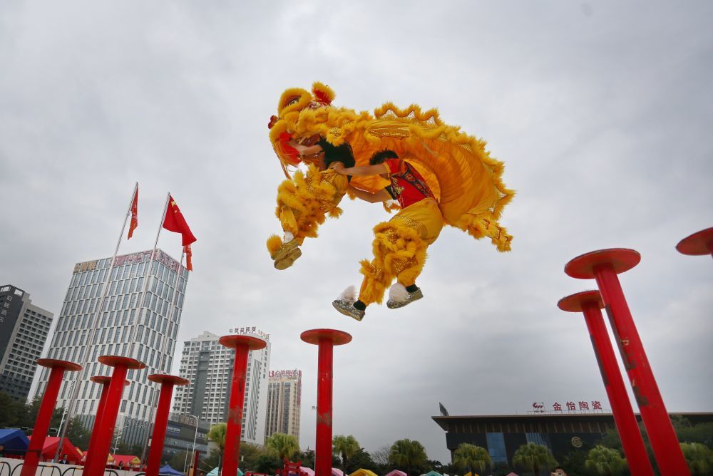 2025年1月22日，鹤山禧诚龙狮队在广东省佛山市禅城区南庄镇进行梅花桩舞狮表演。