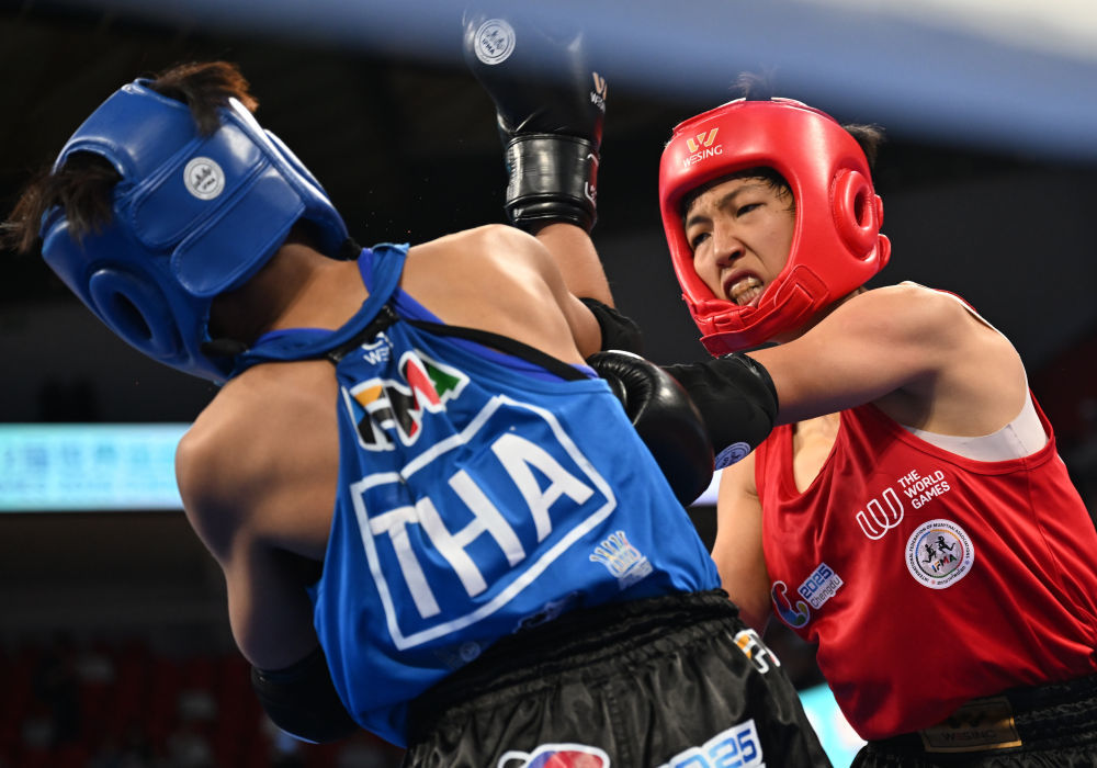 8月10日,在2025年成都世运会女子48公斤级泰拳决赛中,中国选手刘晓慧战胜泰国选手奥诺克夺冠。新华社记者 张博文 摄