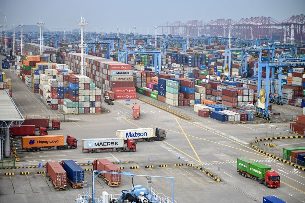 宁波舟山港梅山港区一角。新华社记者刘铭翔 摄