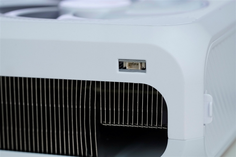 电竞叛客RTX 5070 Ti MAX显卡评测:300W性能释放畅玩4K 隐藏电源线设计海景房绝配