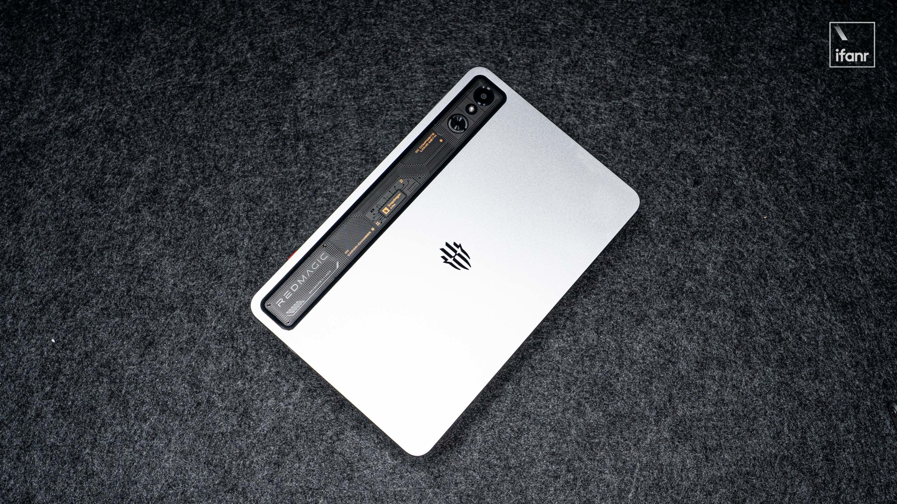 红魔电竞平板 3Pro:出门时是一手掌握的游戏平板,放在家里是全能游戏机