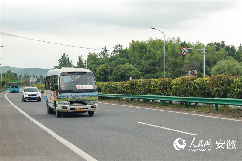 行驶在两省交界处的跨省公交。人民网记者 张俊摄