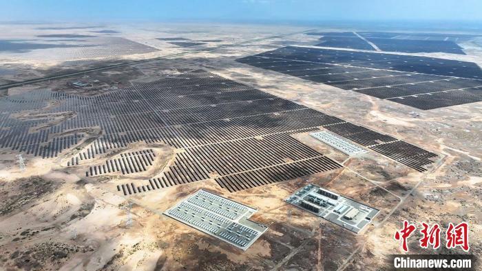 新疆喀什地区巴楚县粤水电光伏基地。　王康 摄