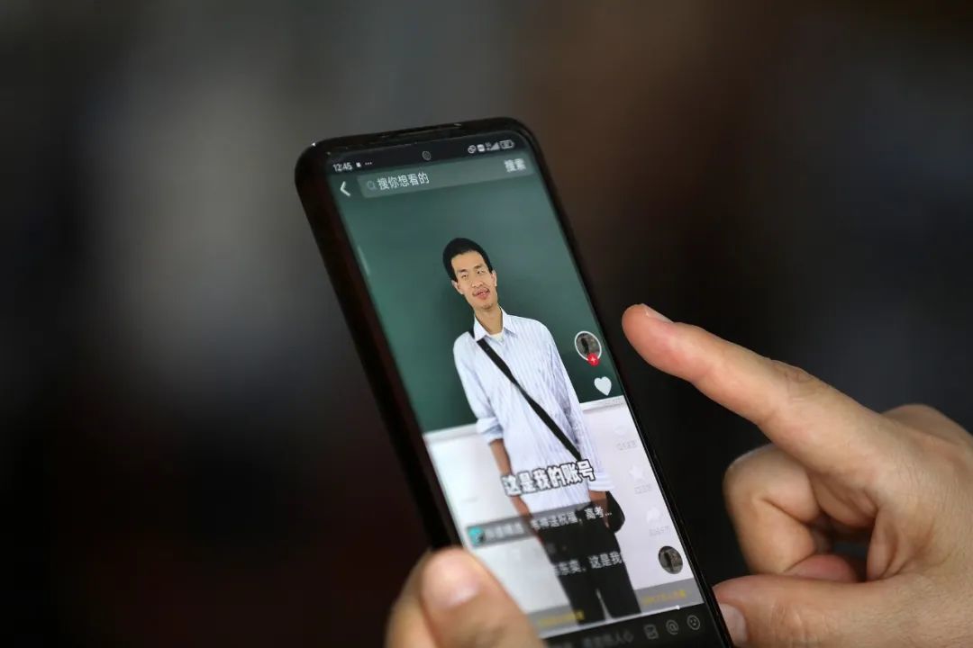 网友浏览韦东奕的社交媒体账号 图源:视觉中国