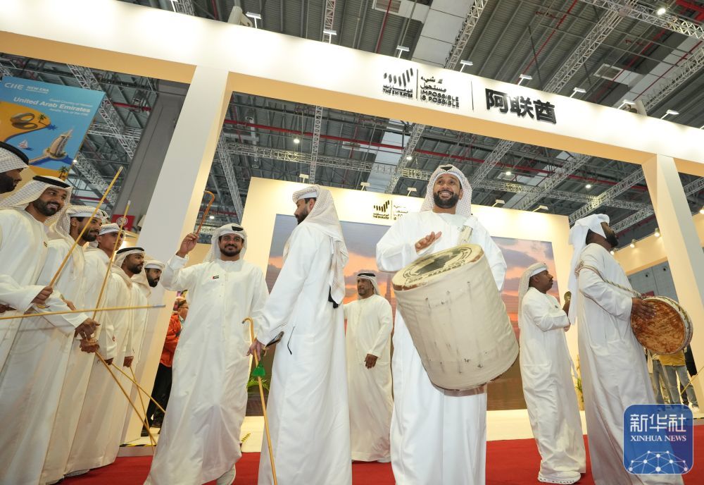 ↑ 11月7日，工作人员在第八届进博会国家展阿联酋馆表演。新华社记者 任鹏飞 摄