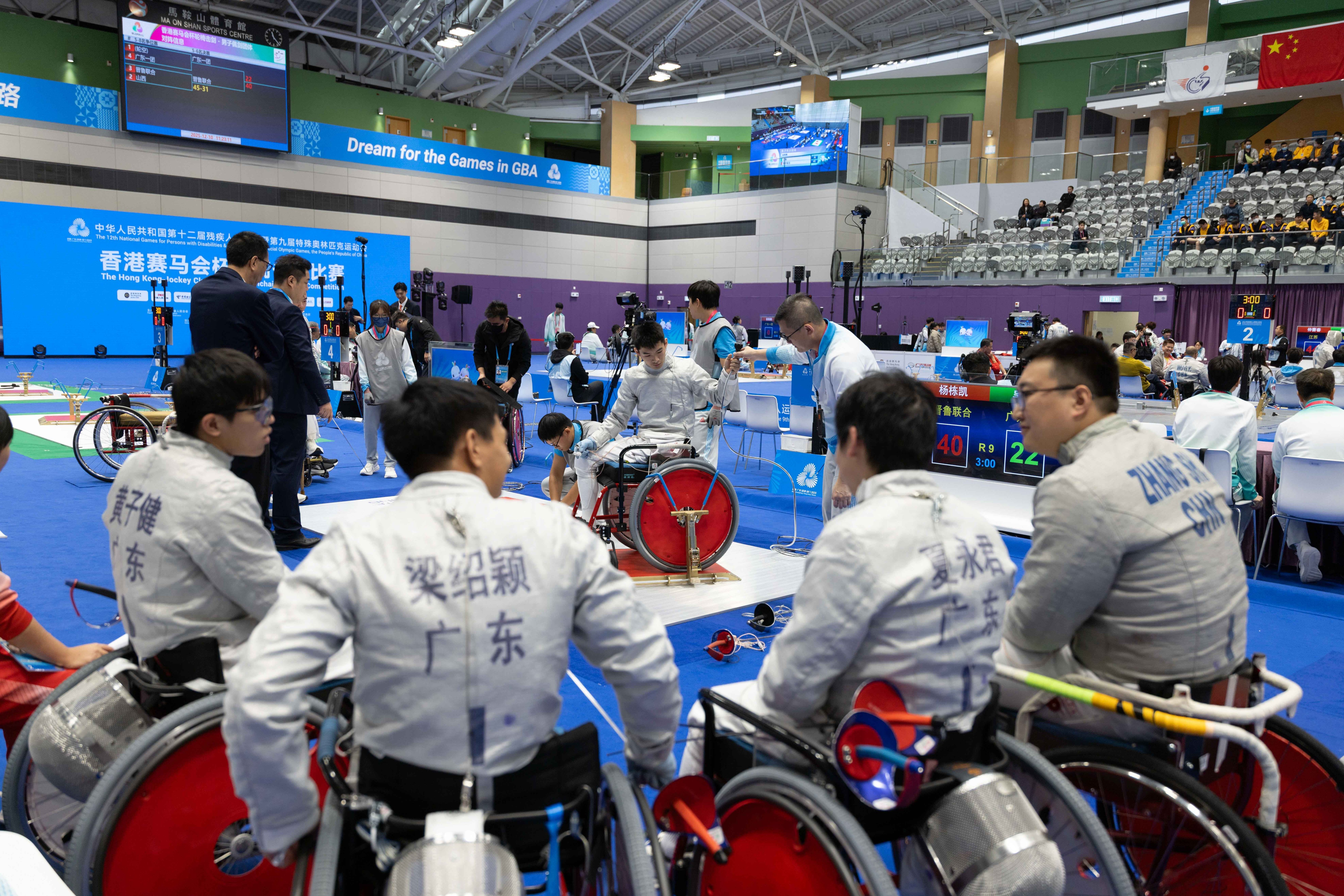 在男子佩剑团体失利后，最后下剑台的吴安迪（中）与队友们显得有些失落。