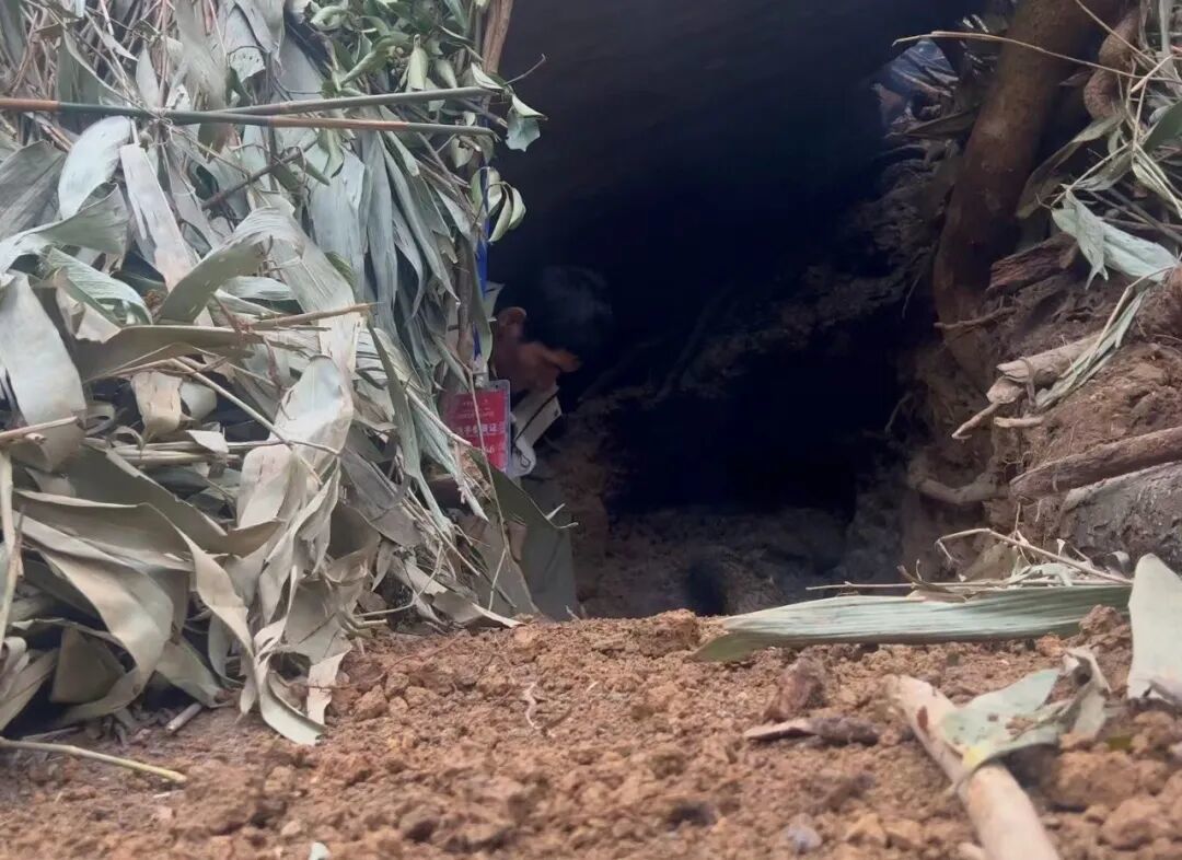 王昌繁在岩石下搭建的洞穴