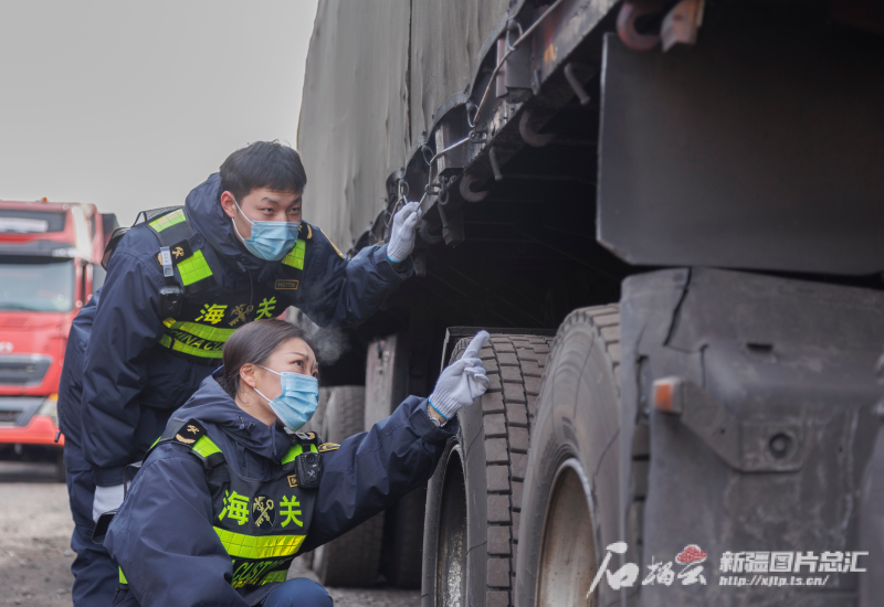 3月24日,，阿勒泰海關(guān)關(guān)員對(duì)塔克什肯口岸入境車輛進(jìn)行登臨檢查。加尼波拉提·胡阿尼西別克 攝