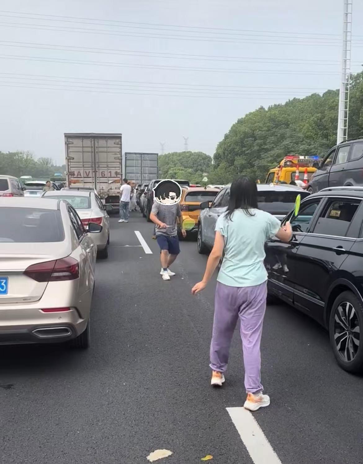 高速上打羽毛球.jpg