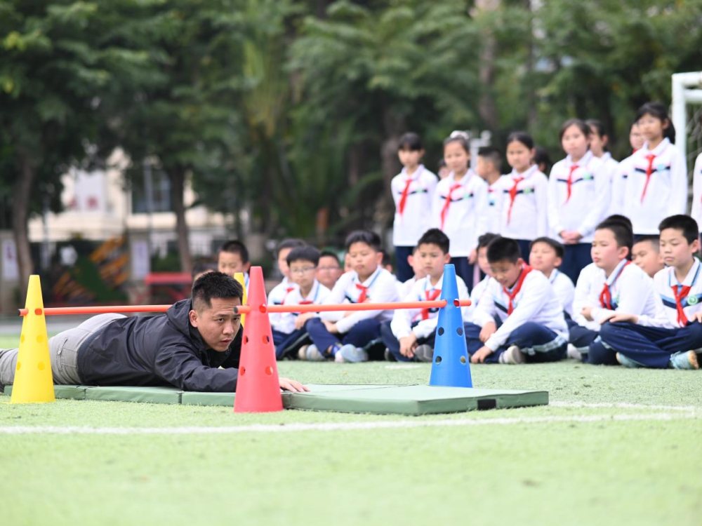 ↑“兵教师”陈翼桁在学校开展特色教学。蔡家榕 摄