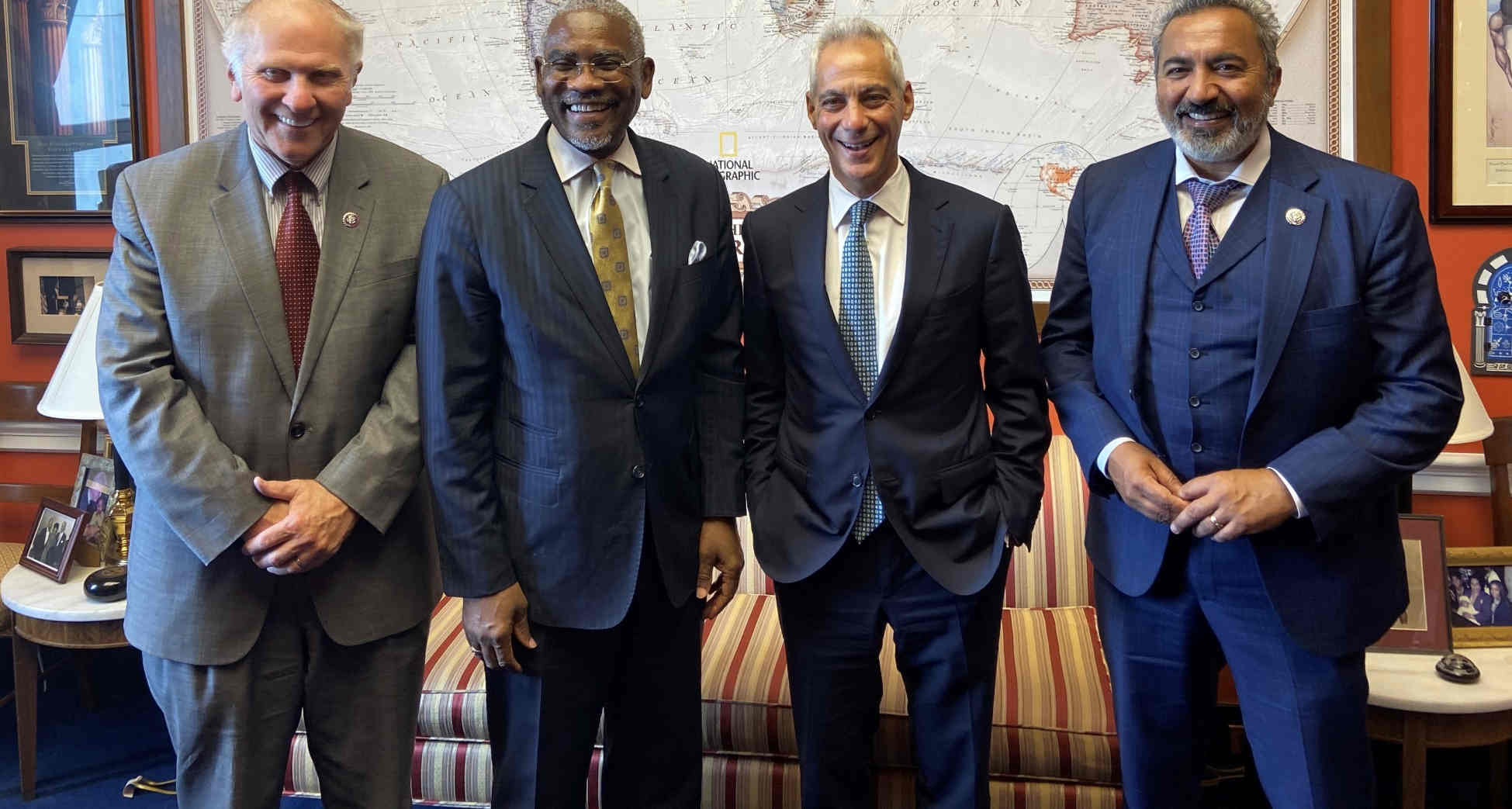 2022年,格雷戈里·米克斯(左二)、阿米·贝拉(右一)等人访问日本。时任美国驻日本大使X