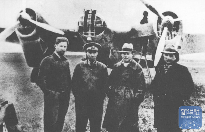 在中国人民抗日战争的艰难时刻,苏联援华航空队在南京、武汉、重庆等地“鹰击长空”、阻击日寇,许多飞行员献出宝贵生命。这是抗日战争时期,中苏飞行员在汉口机场的合影。