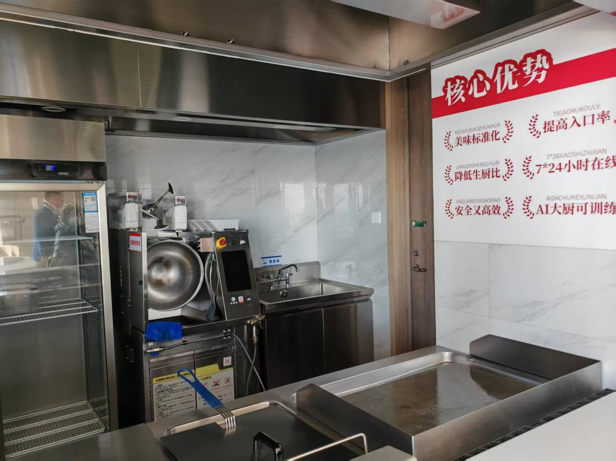 邮储银行北京分行的“炒菜机器人”体验区。新京报记者摄