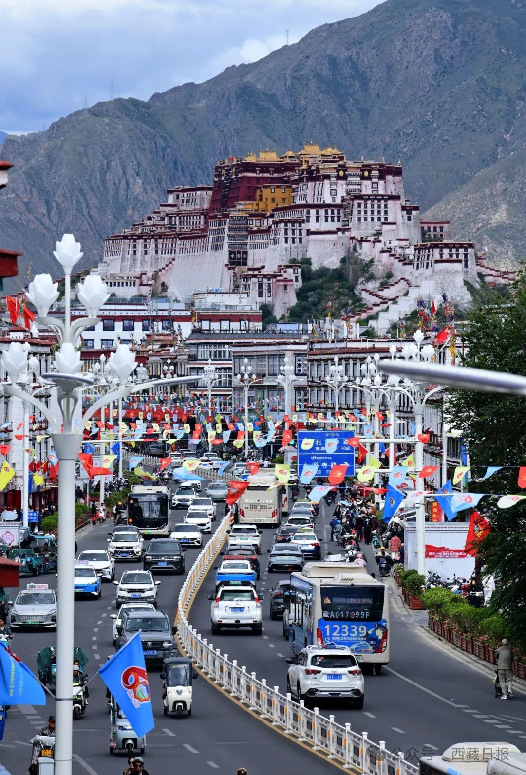 图为彩旗飘扬、装饰一新的拉萨市北京中路。记者 唐斌 洛桑 摄