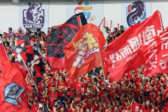 图为南通队球迷为球队加油助威。中新社记者 泱波 摄