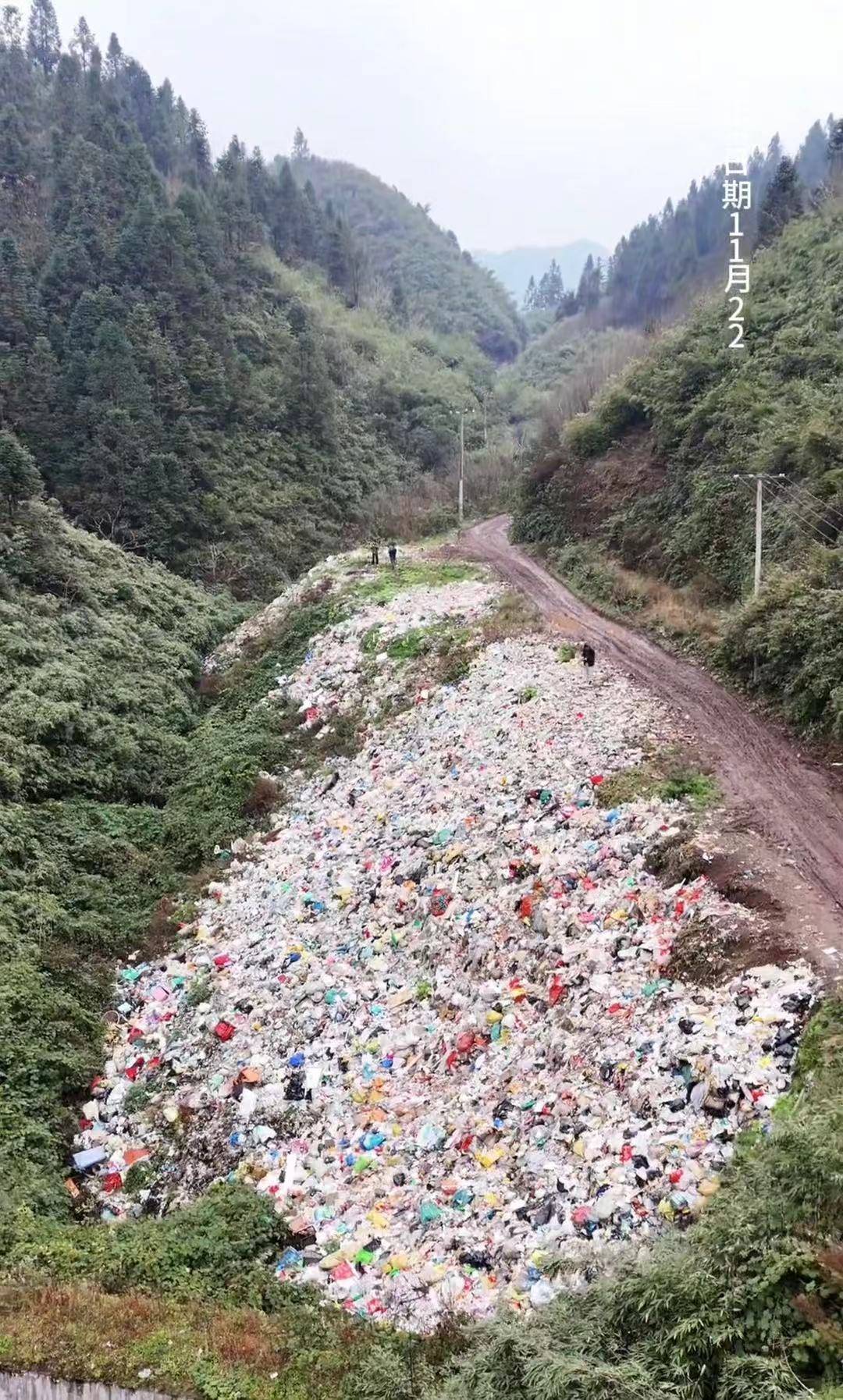 博主反映垃圾堆整體長度一兩百米,寬度約二十米,大部分為生活垃圾,有少量醫療垃圾。