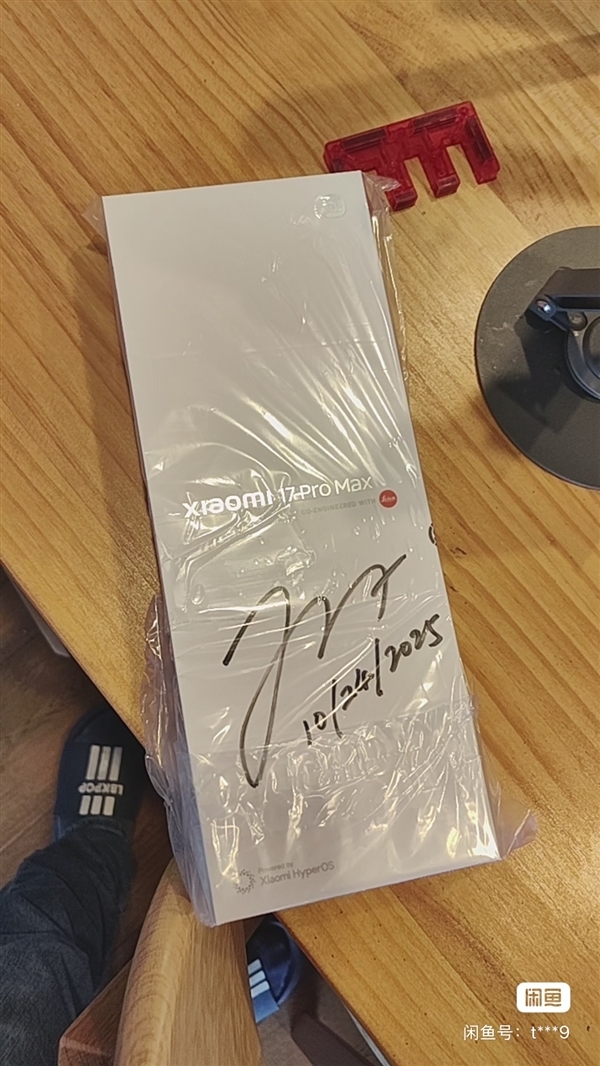 号称全网唯一!雷军签名版小米17 Pro Max现身闲鱼 售价高达2.3万元