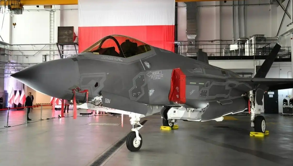 波兰空军接收首架F-35A战斗机。