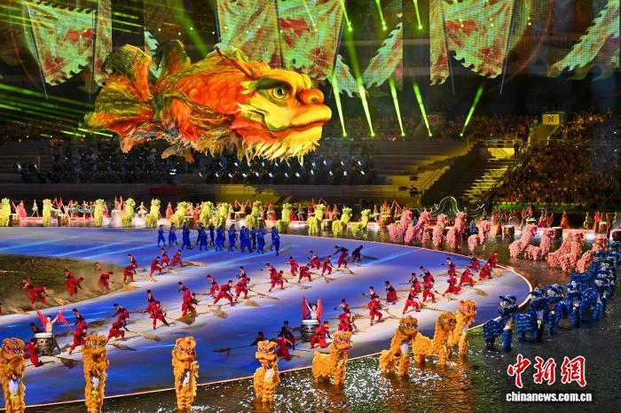 11月9日,第十五届全运会开幕式,一尾巨大的鳌鱼装置出现在舞台上空。中新社记者 陈骥旻 摄