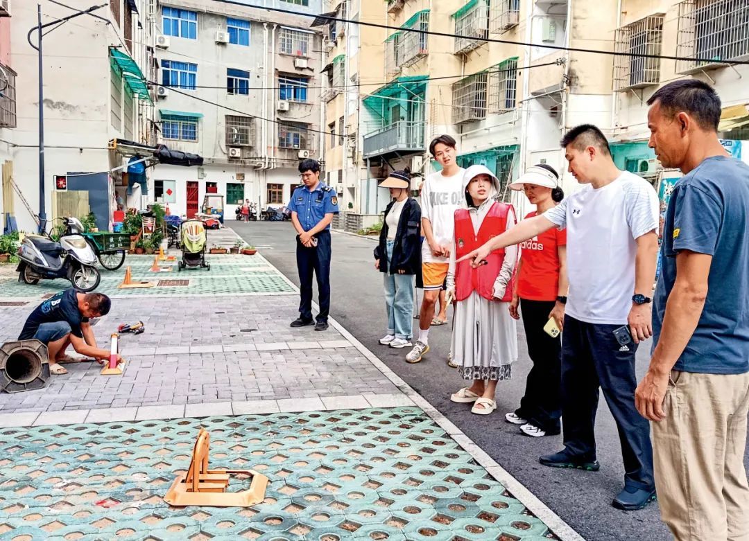 2024年9月19日，浙江金华兰溪市，云山街道枣树社区联合行政执法、公安等部门，依法对辖区邻仙小区居民私自安装的11处地锁进行了集中拆除。图/视觉中国
