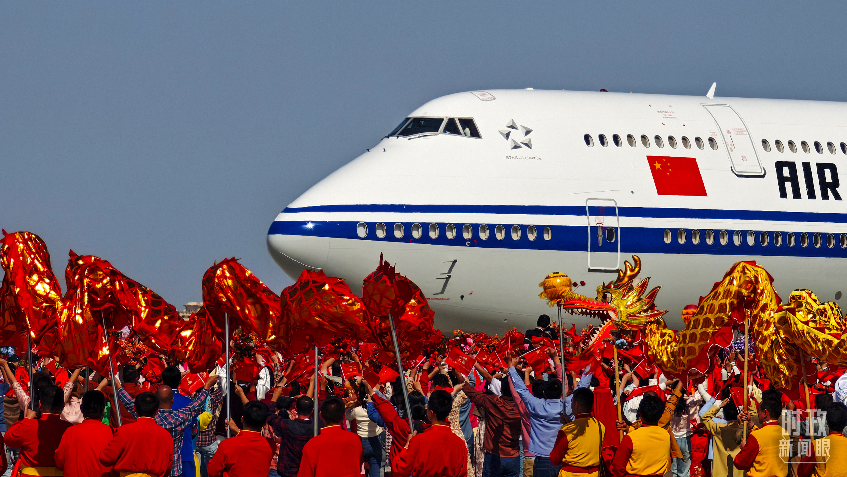 △习近平总书记乘坐的专机抵达乌鲁木齐。（总台央广记者潘毅拍摄）