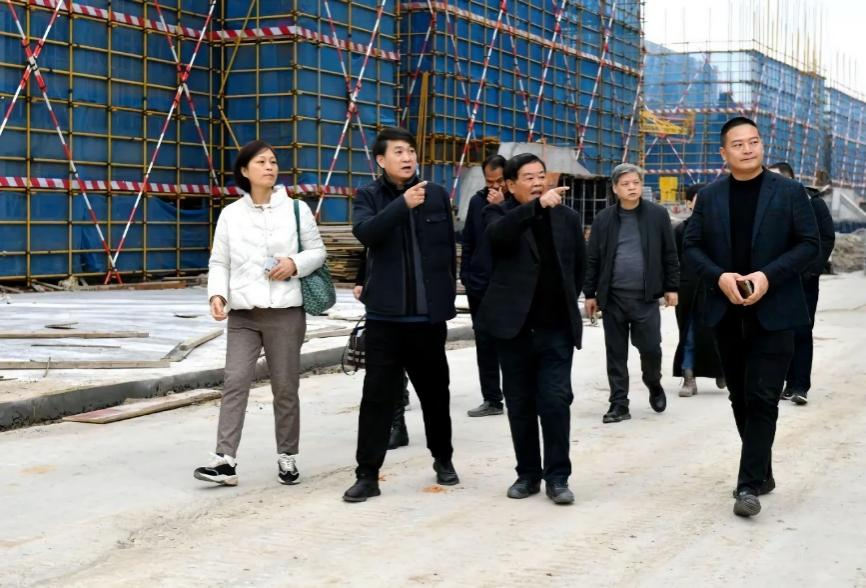 曹德旺在施工现场图源:中国新闻周刊
