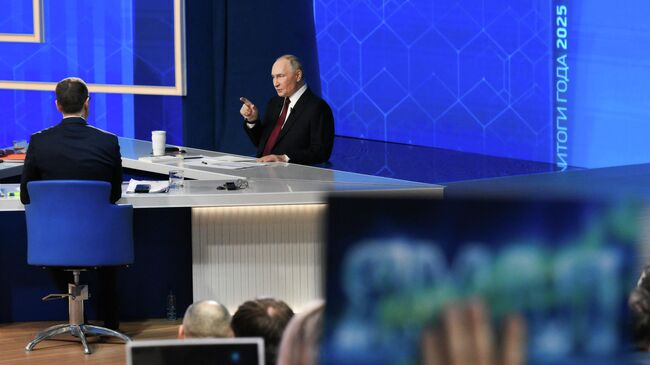 19日,俄罗斯总统普京在莫斯科举行2025年度记者会。图源:俄媒