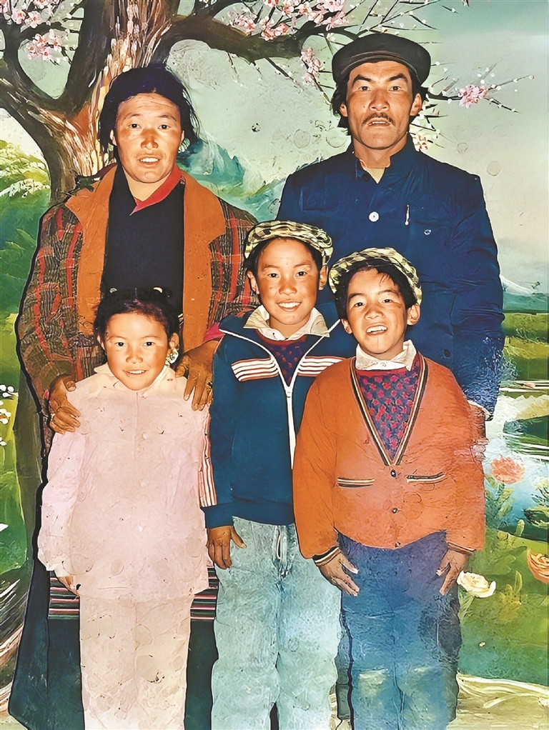 1996年,石达普芝一家人在日喀则的照相馆里拍摄的第一张全家福。