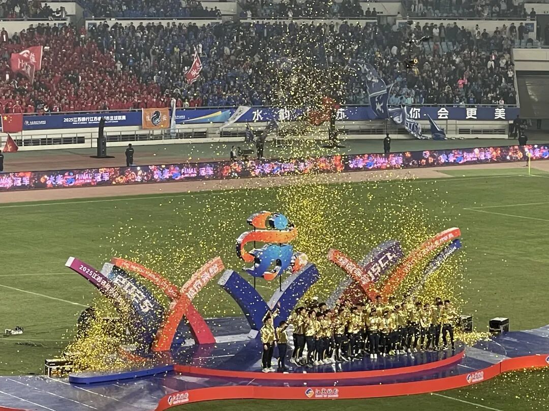 11月1日晚,泰州隊登上領獎臺。明年國是比東北超<strong></strong>直通車 段修健 攝