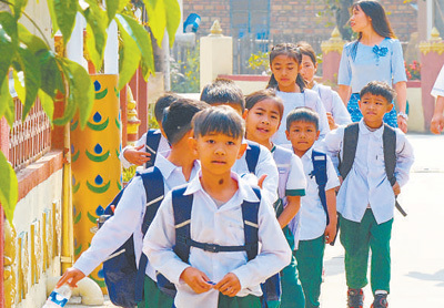 缅甸籍学生在老师带领下进入银井小学。　　以上图片均为人民网记者庄志斌摄