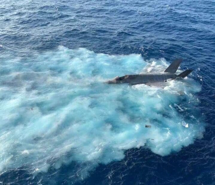 2022月,一架F-35C在“卡尔·文森”号上着舰失败后坠海