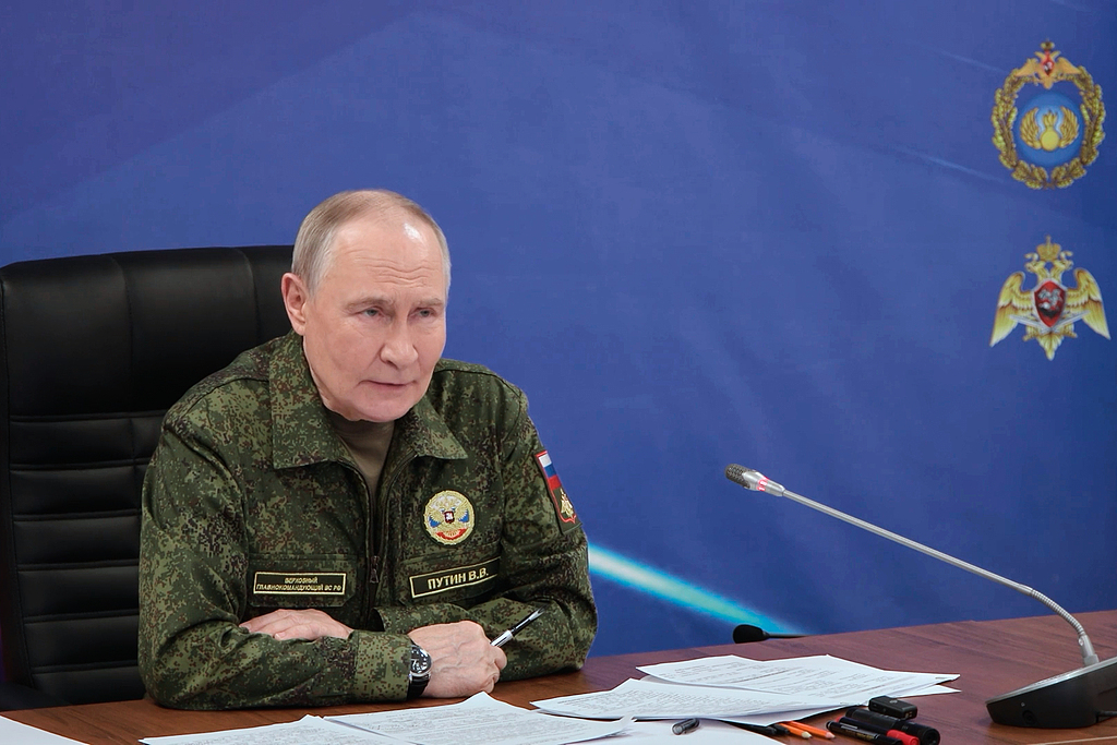 俄罗斯总统普京视察俄罗斯武装力量联合部队集群指挥所。（视觉中国）