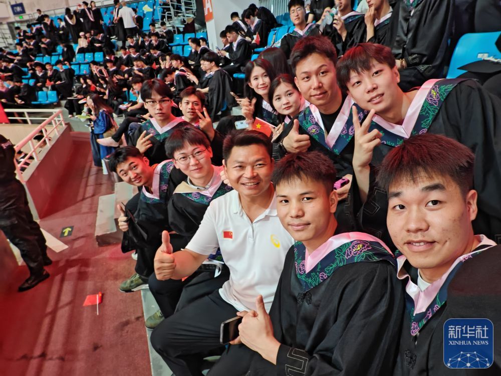 6月13日，林进标（前排右二）在毕业典礼上。