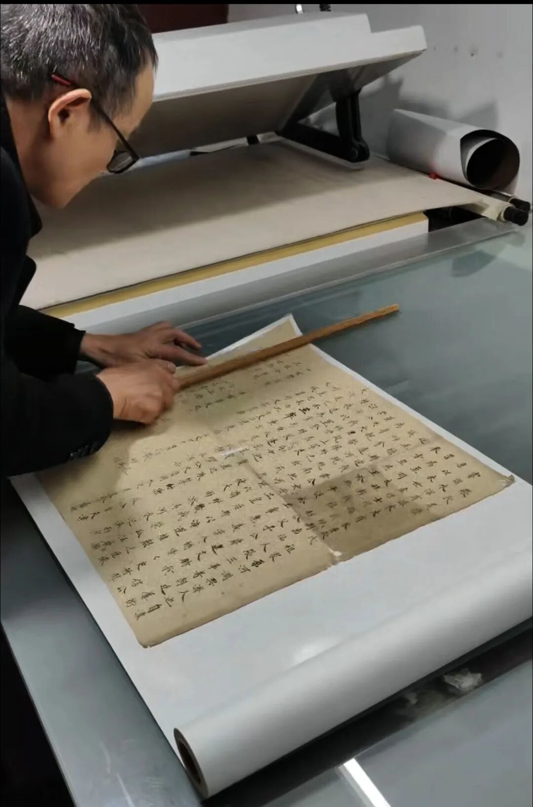 《张氏履历》为未装裱单页形制,长50公分、宽47公分,四边略有毛损,通篇以工整小楷书写,墨色沉着